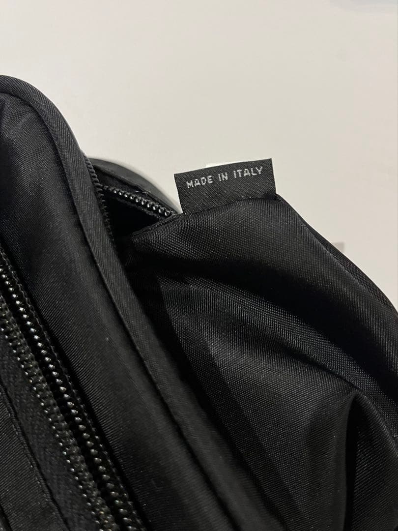 PRADAボディバッグ