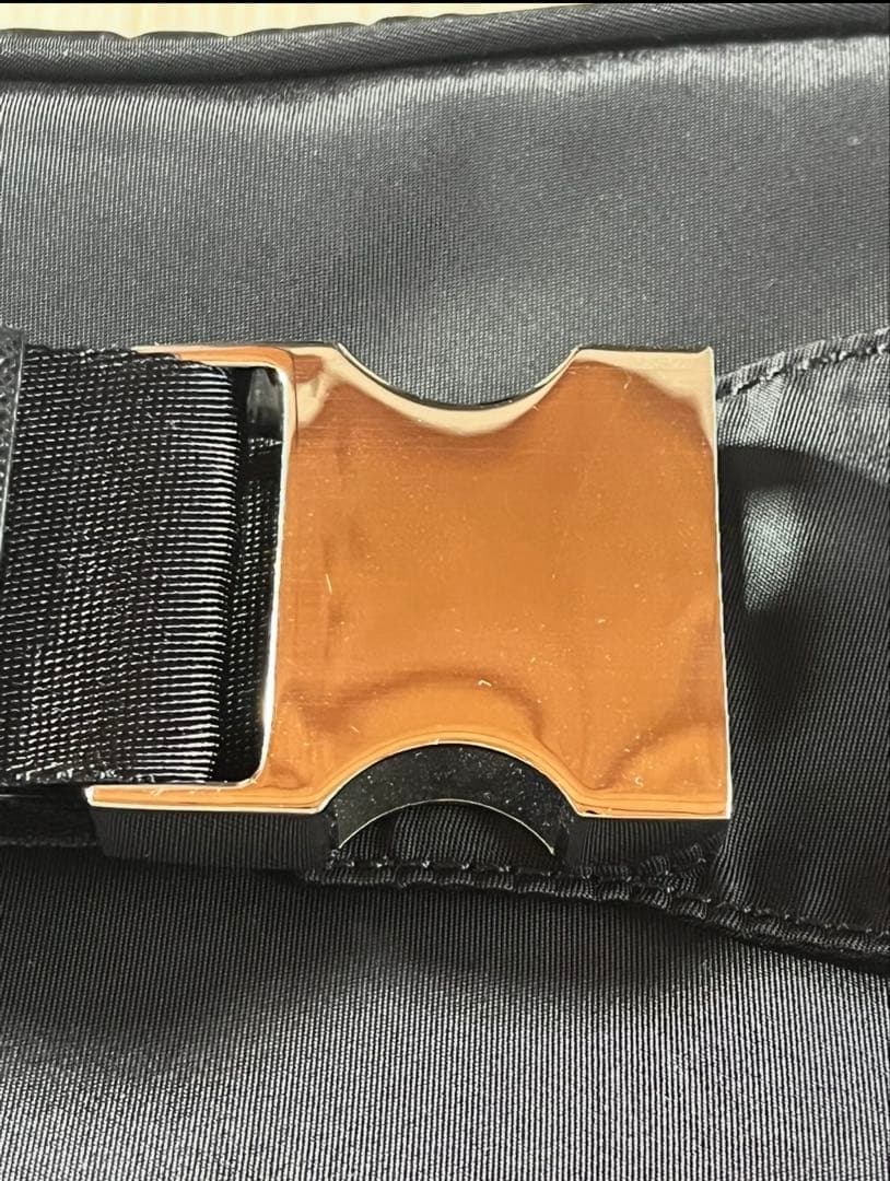 PRADAボディバッグ