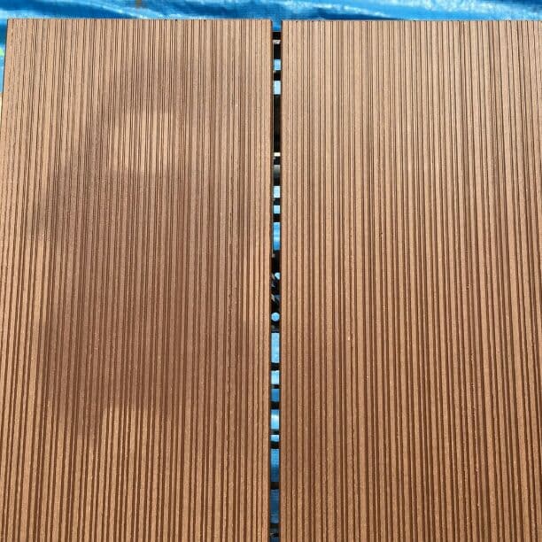 置くだけだけウッドデッキタイル