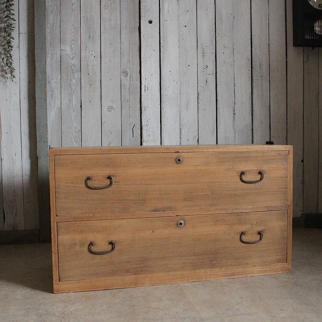 古く味のある木製の引き出し2段　チェスト　桐箪笥　タンス　古家具　古民家