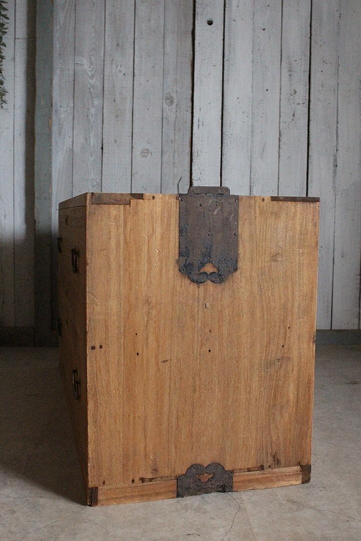 古く味のある木製の引き出し2段　チェスト　桐箪笥　タンス　古家具　古民家