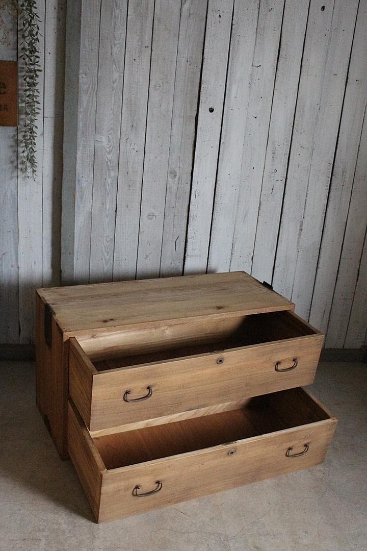 古く味のある木製の引き出し2段　チェスト　桐箪笥　タンス　古家具　古民家