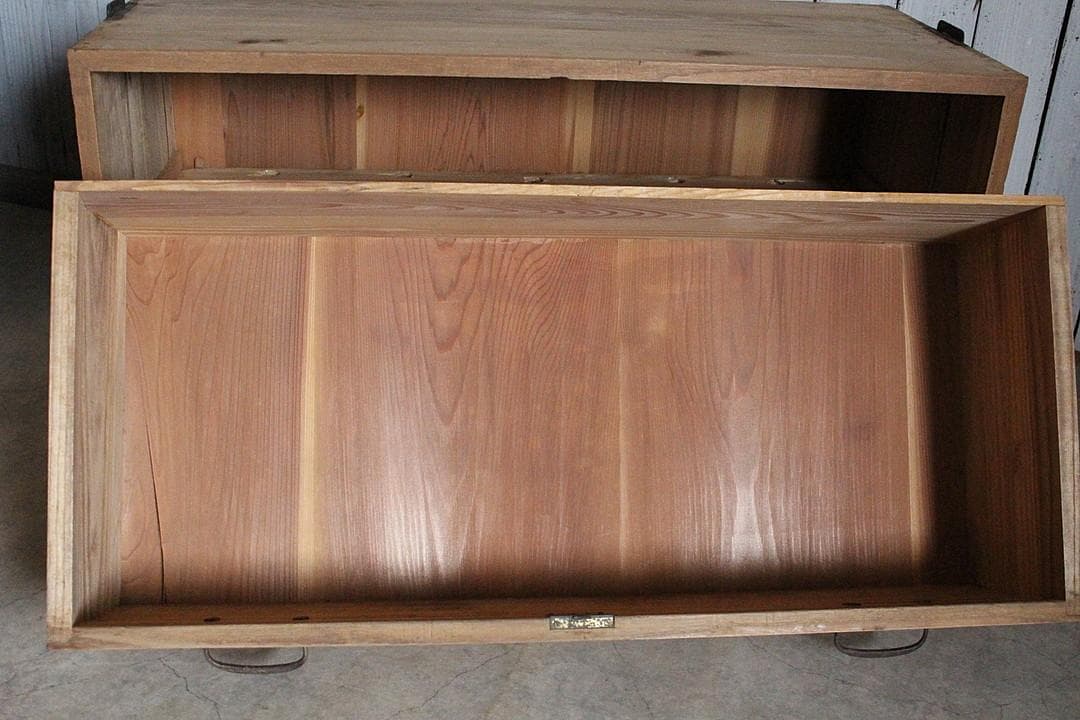 古く味のある木製の引き出し2段　チェスト　桐箪笥　タンス　古家具　古民家