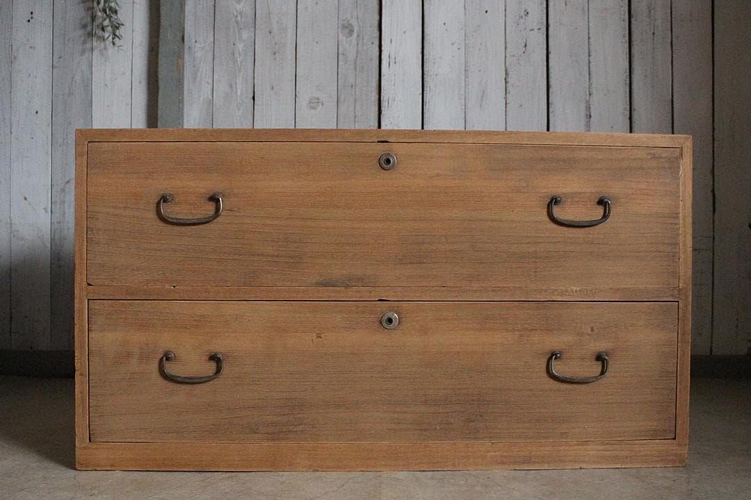 古く味のある木製の引き出し2段　チェスト　桐箪笥　タンス　古家具　古民家