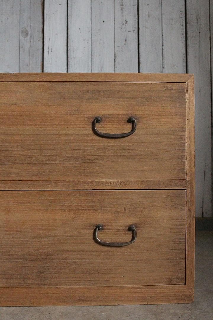 古く味のある木製の引き出し2段　チェスト　桐箪笥　タンス　古家具　古民家