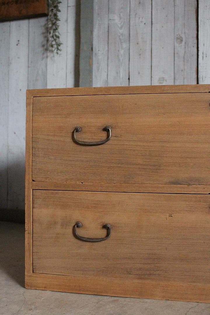 古く味のある木製の引き出し2段　チェスト　桐箪笥　タンス　古家具　古民家