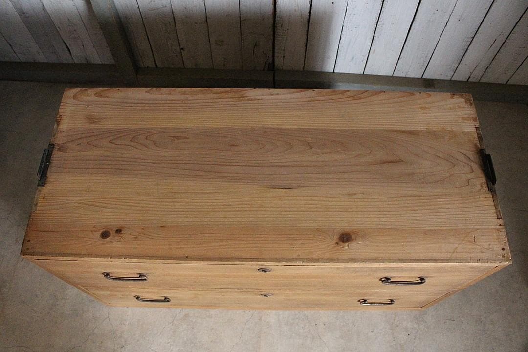 古く味のある木製の引き出し2段　チェスト　桐箪笥　タンス　古家具　古民家