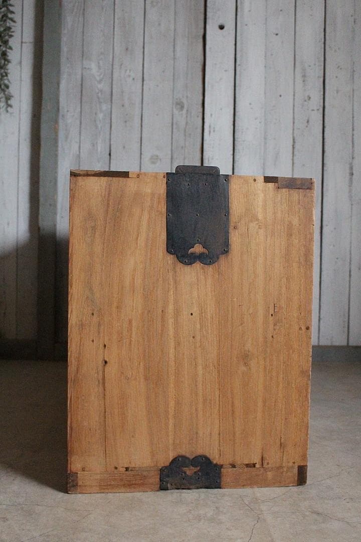 古く味のある木製の引き出し2段　チェスト　桐箪笥　タンス　古家具　古民家