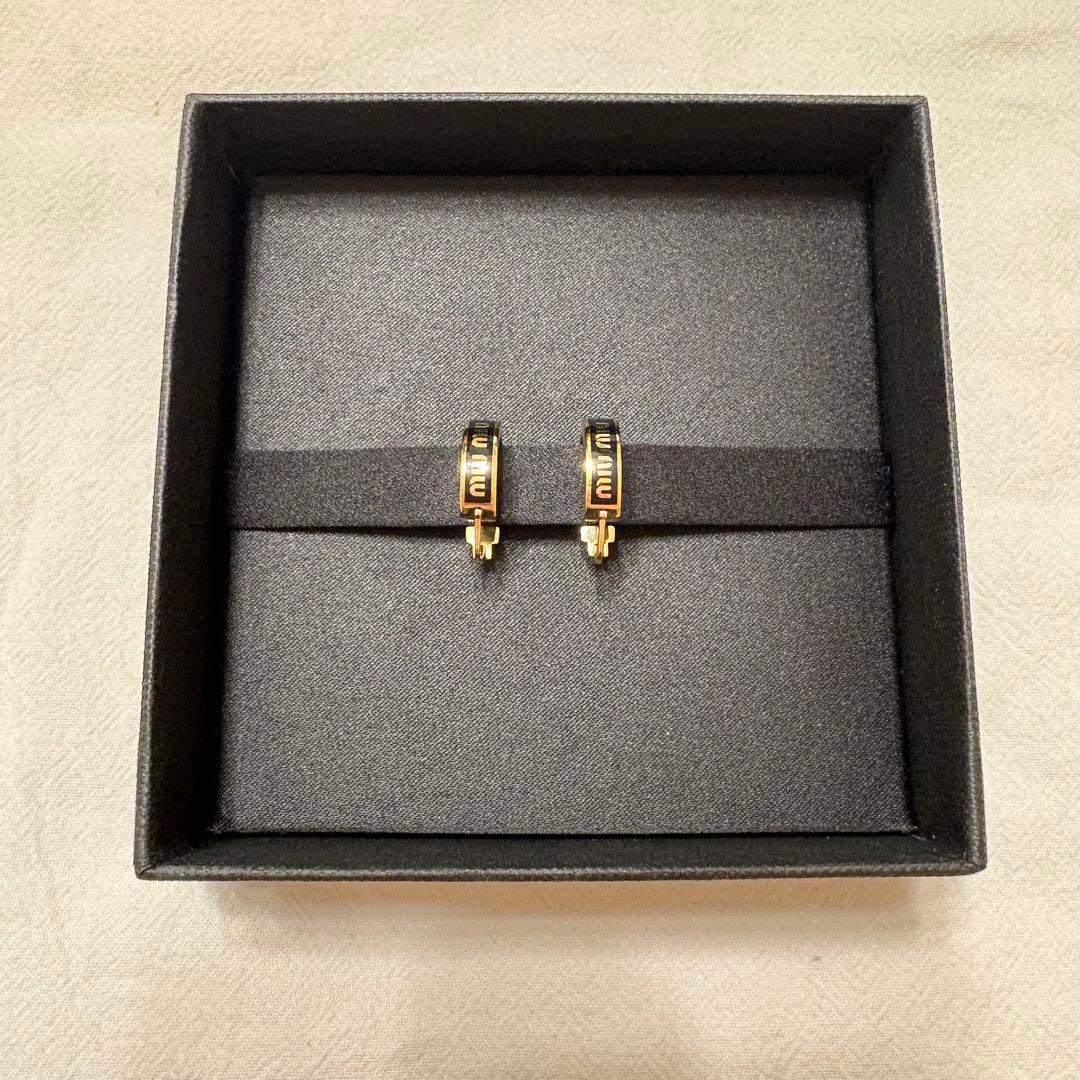美品 ミュウミュウロゴフープピアス ブラック 黒ゴールド アクセサリーレディース