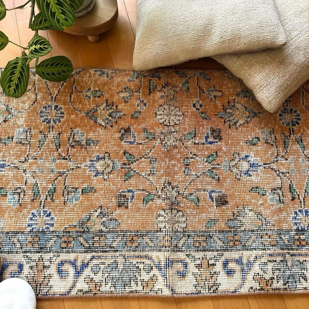56×120ペールオレンジ　青い花　ボタニカル　トルコヴィンテージラグ