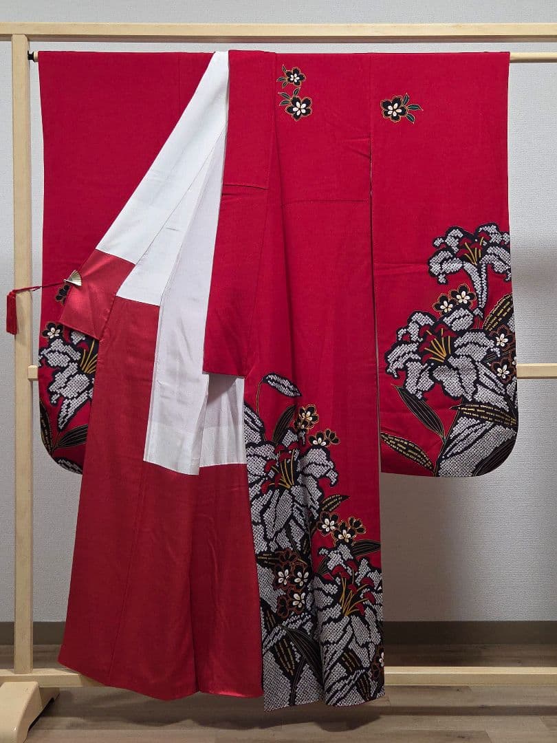 E◆着物くつろぎ 百合の花模様 金彩 金駒刺繍 赤 黒 正絹 振袖 成人式 着物