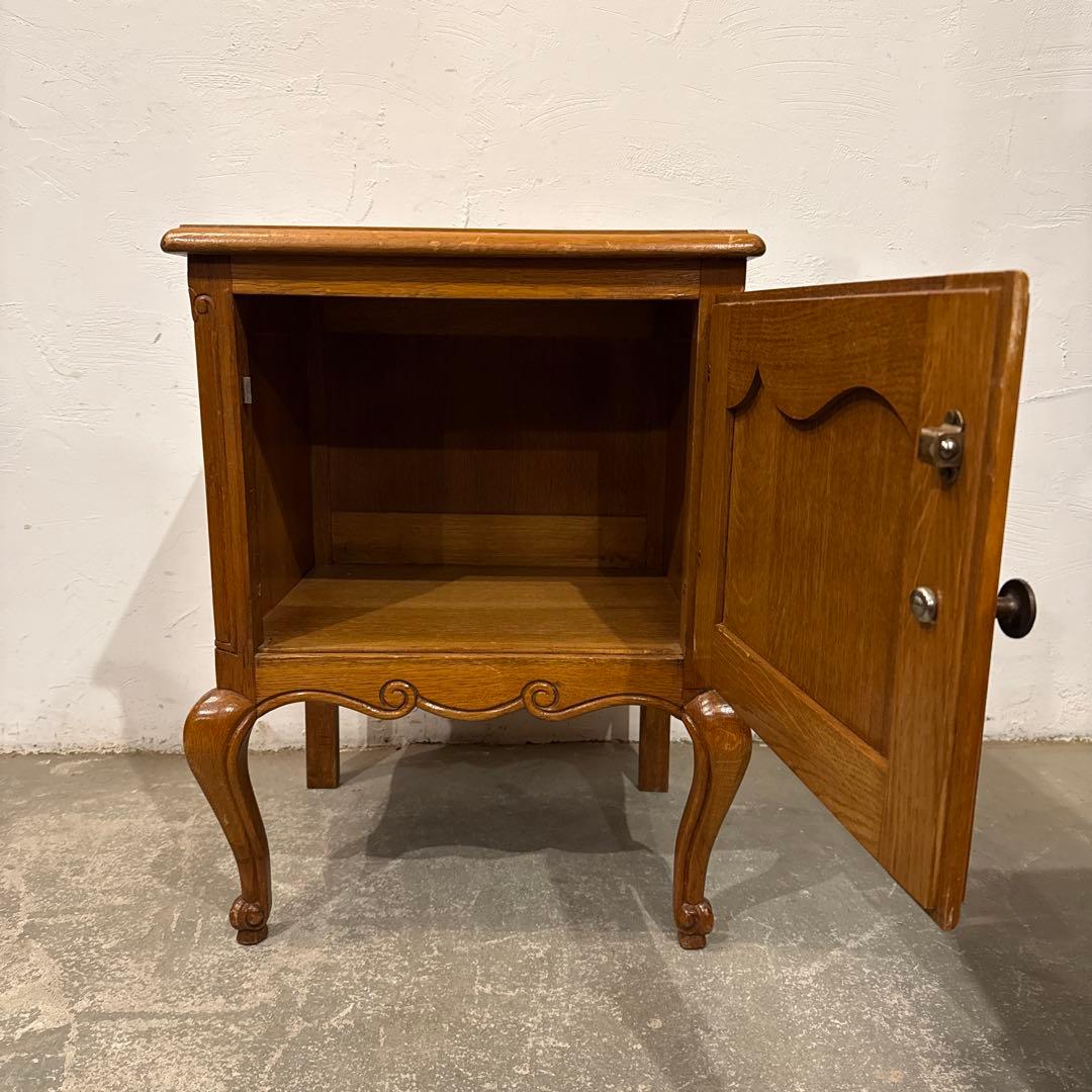 ヴィンテージ　木製サイドテーブル　扉収納付き　猫脚　1