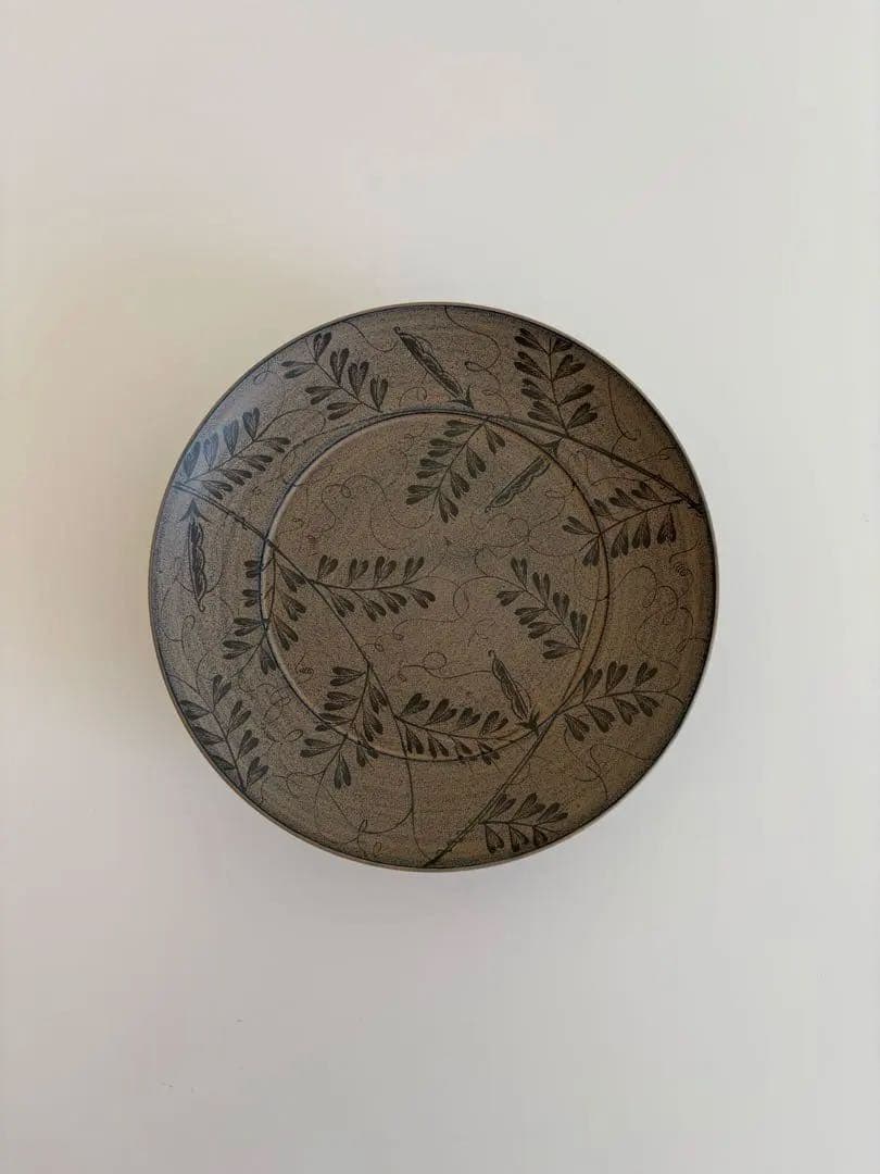 やのさちこ　椿皿　カラスノエンドウ