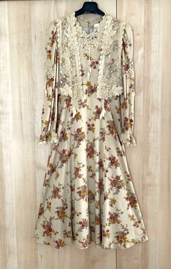 裸衣夢♡花柄レース装飾ベージュワンピース