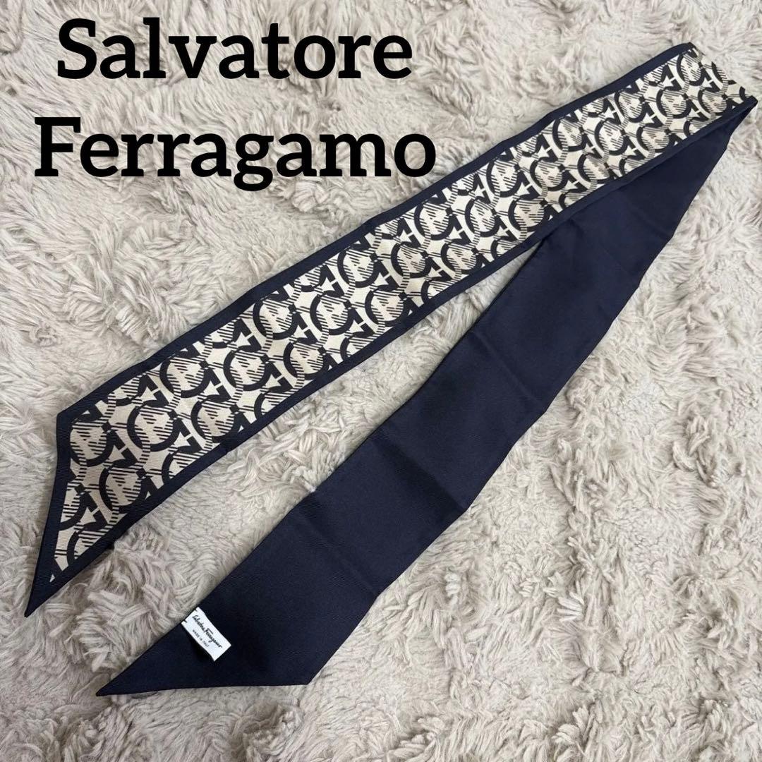 サルヴァトーレフェラガモ ガンチーニ柄 総柄 ネイビー×ベージュ バンドゥ