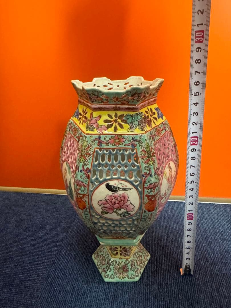 1755 中国骨董　乾隆年製銘　人物花柄文　置物　時代物