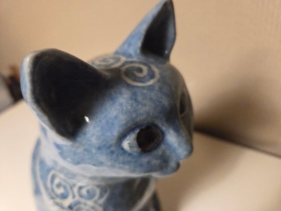 広瀬さちよ作 猫置物 唐草模様　陶器製 唐草模様 ブルー