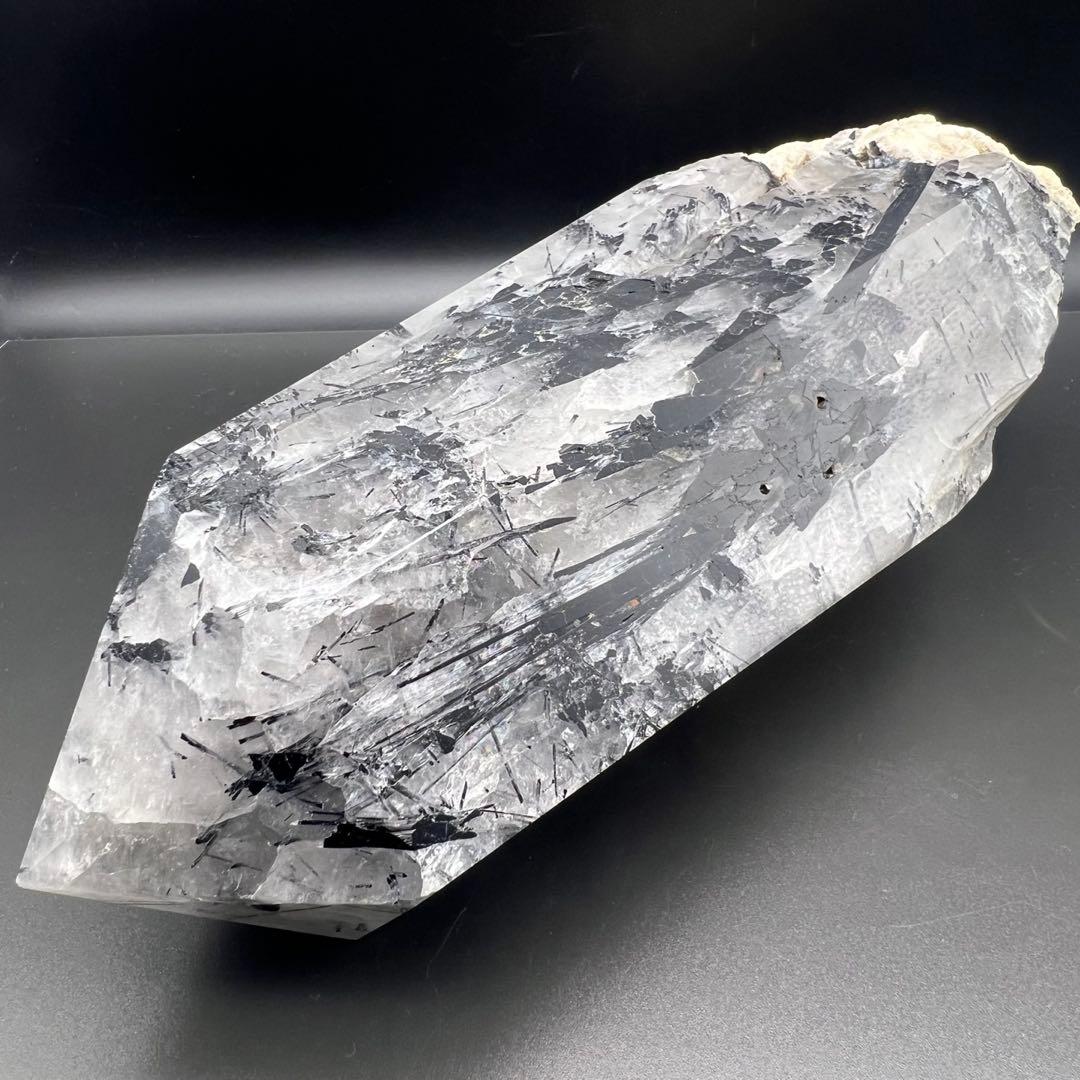 ✳️びっしり密集したブラックのルチル✨虹入り ルチルクォーツ トルマリン 六角柱