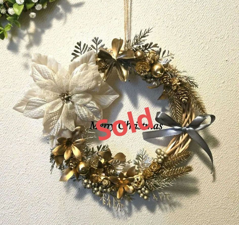 ゴールドとホワイトのクリスマスリース