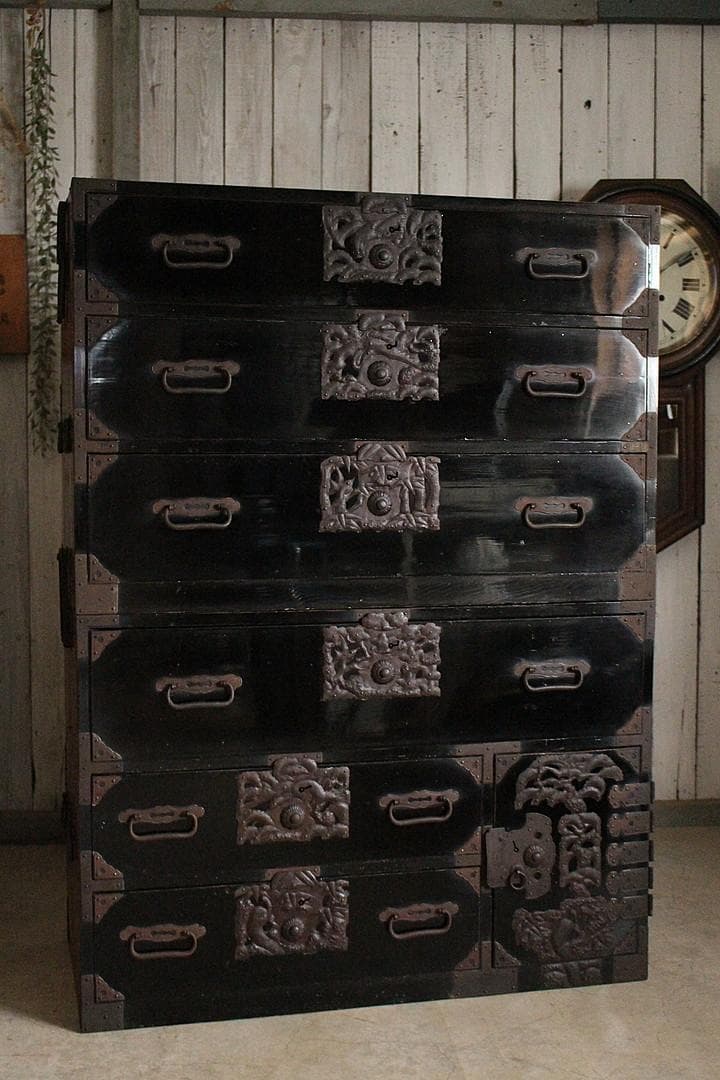 がんちゃん　綺麗な打ち出し金具庄内箪笥　3段　タンス　収納　時代家具