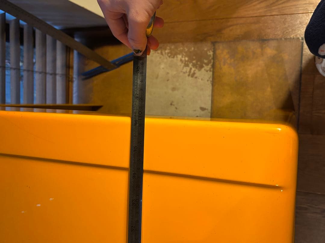 黄色の収納スペース付きヨーロッパ製デスク