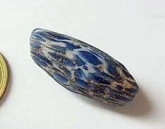 ★X2702★古代とんぼ玉 (A08) モザイク　白青　ガラスビーズ　紡錘形