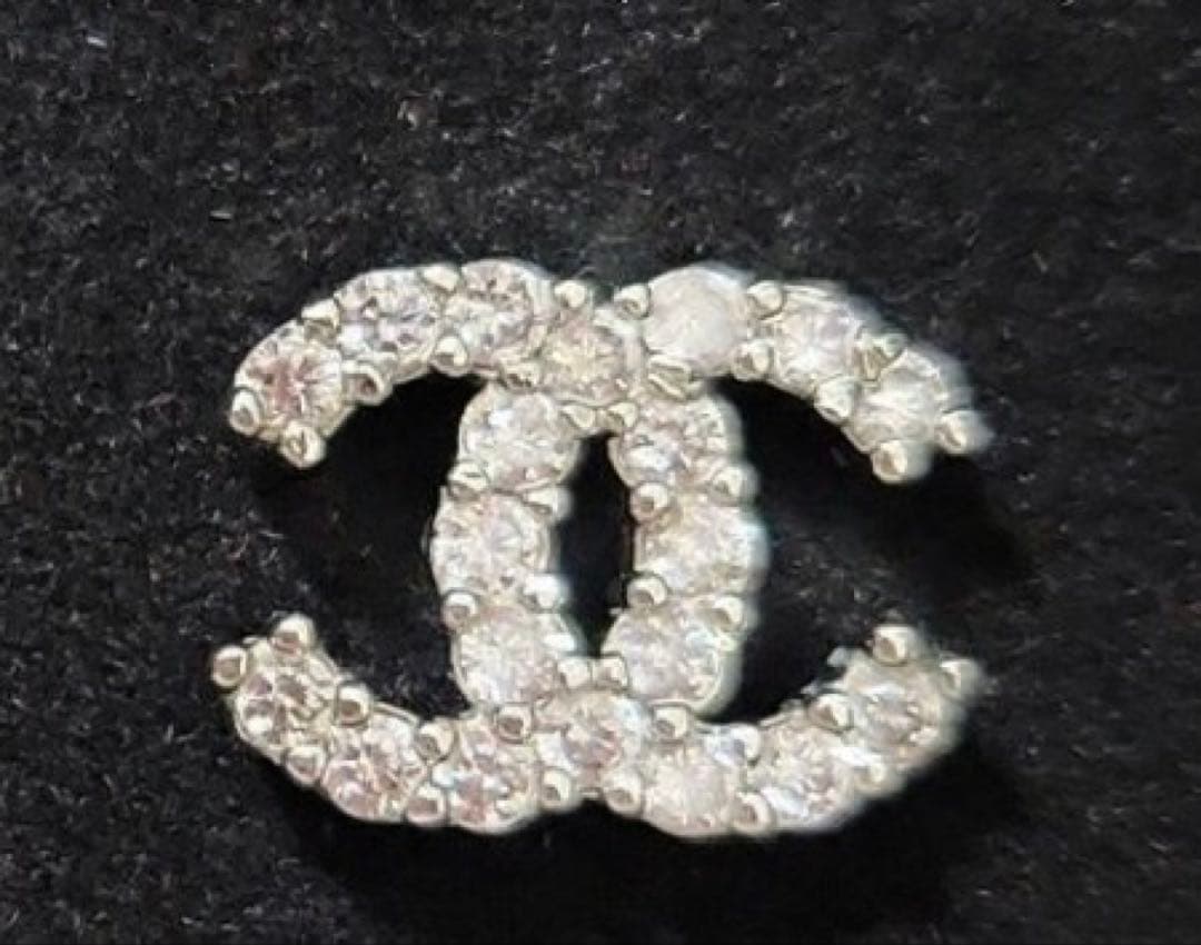 CHANELロゴピアス