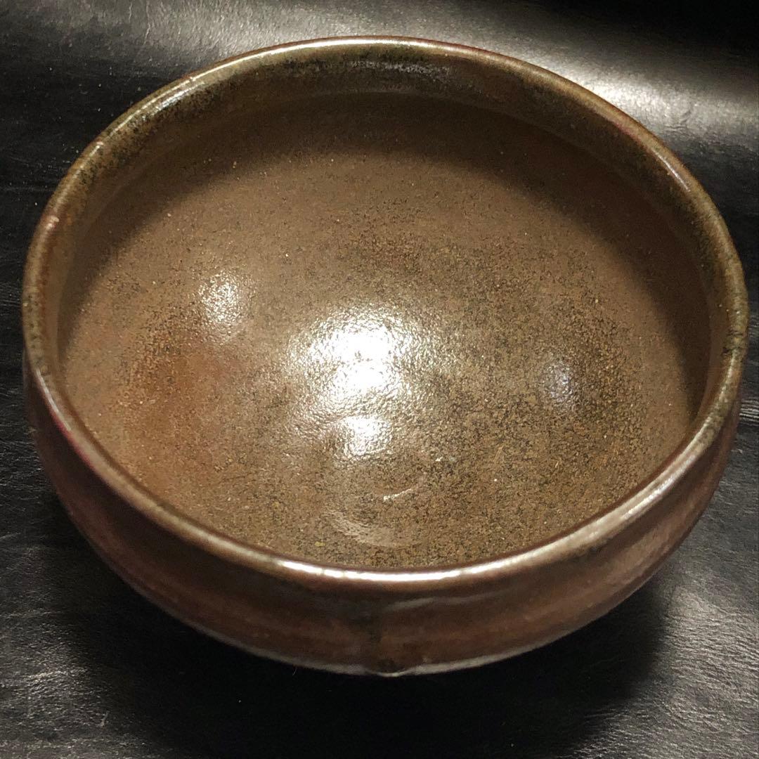 美しい古美術◆蔵から釉薬の垂れがある焦げ茶色の抹茶茶碗が出て来ました。