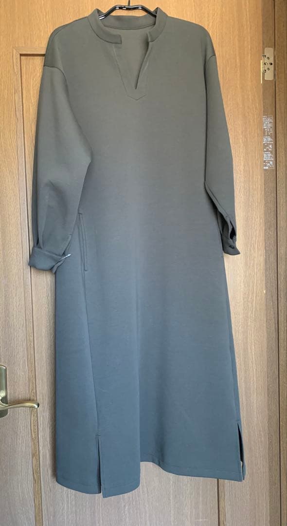 け*ぴ様 シワになりにくいポンチ素材のワンピース オリーブ　Mサイズ　新品未使用