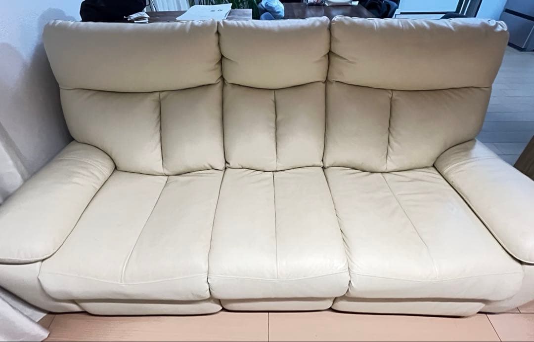 クリーム色レザー3人掛けリクライニングソファ