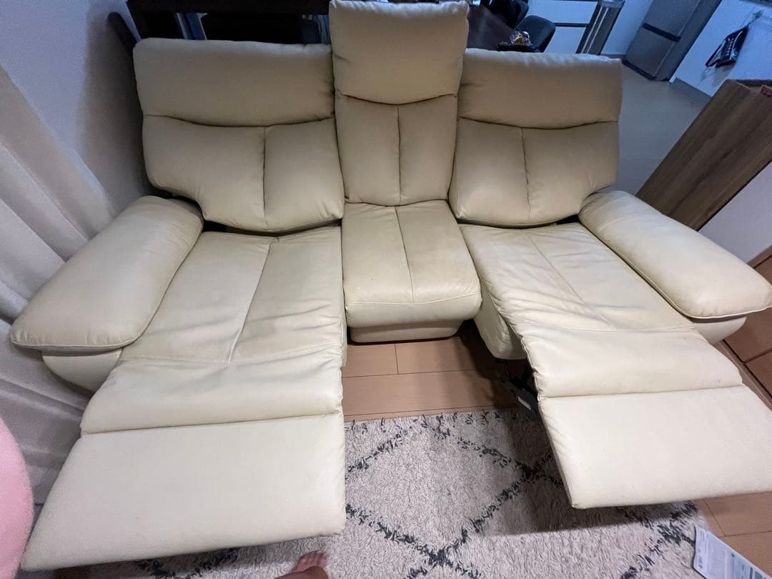 クリーム色レザー3人掛けリクライニングソファ
