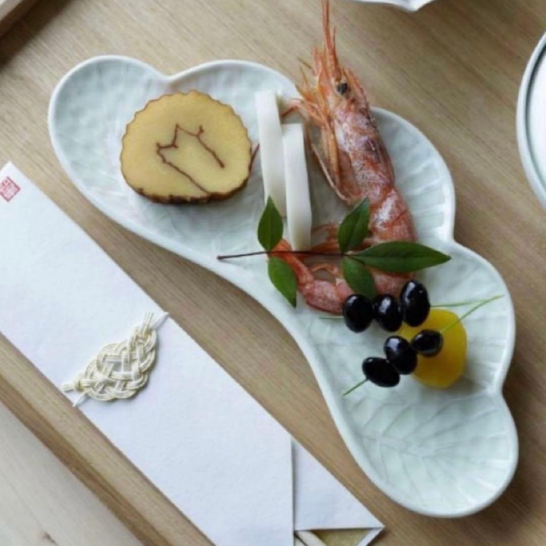 【新品】【大人気】有田焼幸楽窯　錦銀松葉形前菜皿3枚セット　縁起物