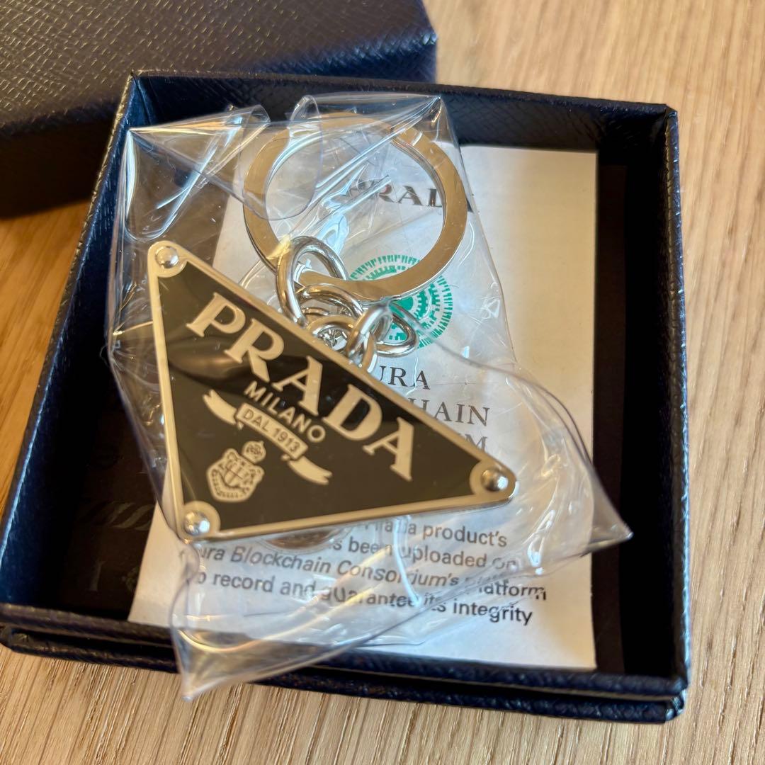 新品未使用 箱ありPRADA メタルキーリング キーホルダー