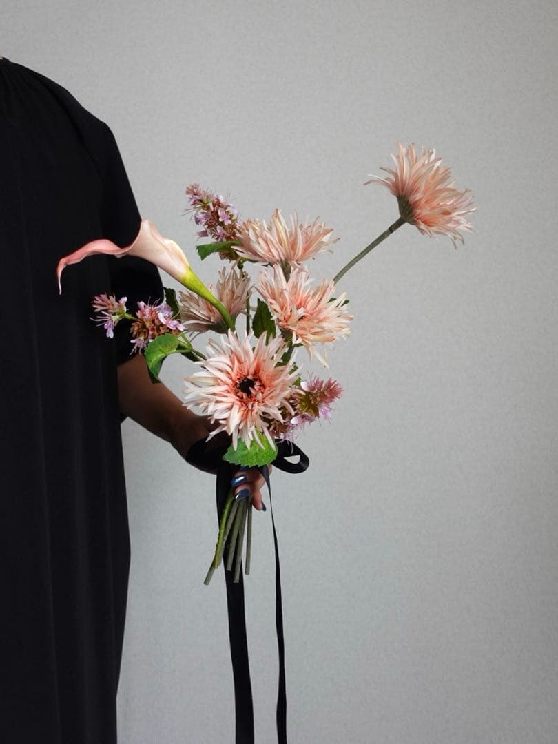 ニュアンススパイダーガーベラとカラーリリィのブーケ　ウェディングブーケ　結婚式