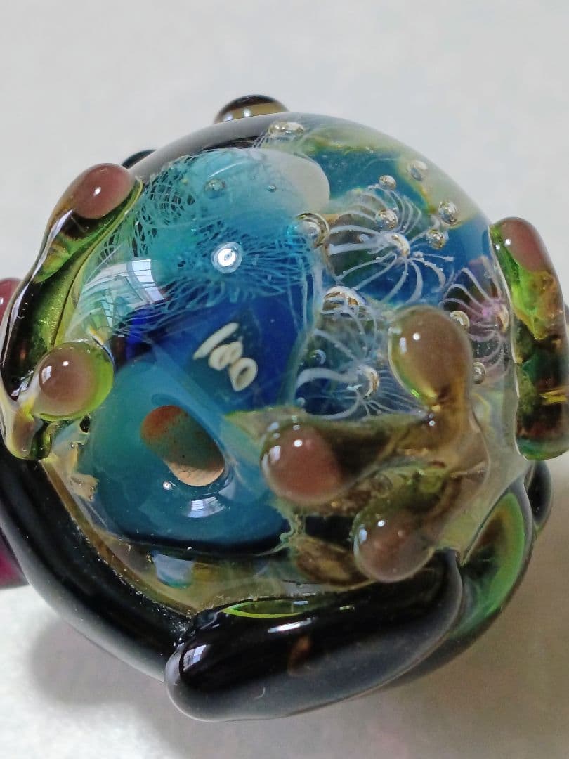 礒野昭子 作 とんぼ玉「海のカケラを抱くカエル」