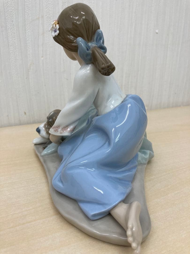 リヤドロ　フィギュリン　「風邪をひかない様に」 5688