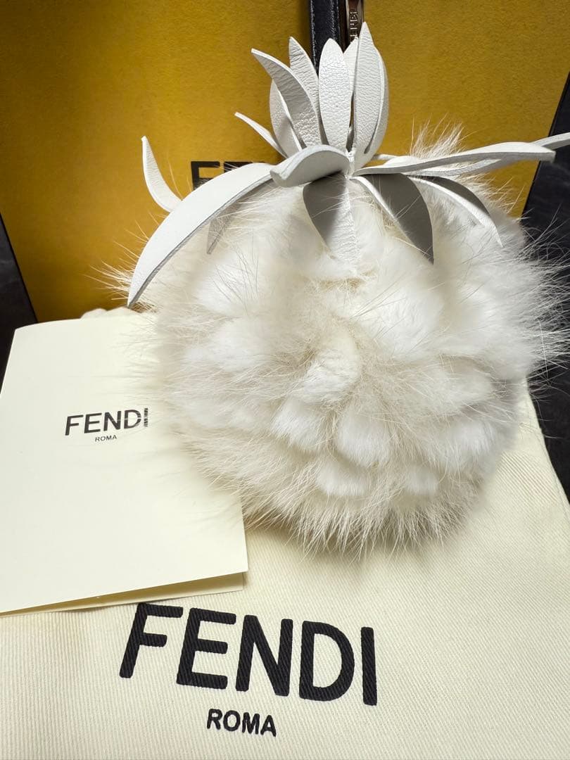 FENDI フェンディ　ボンボンチャーム　ホワイトファー キーホルダー