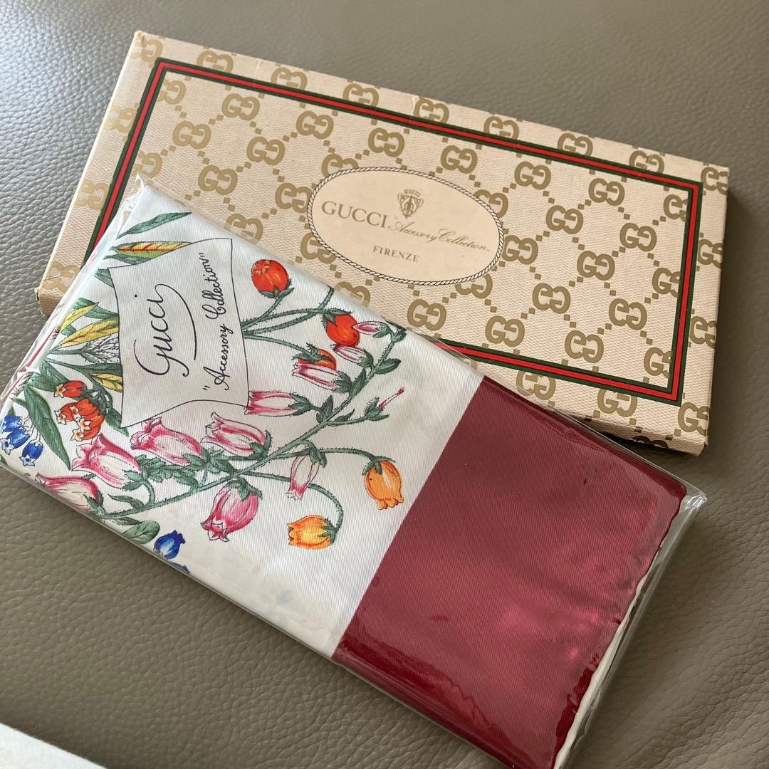 GUCCI 花柄スカーフ Accessory Collection。ヴィンテージ