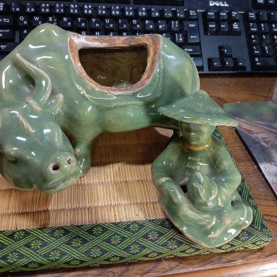 三田青磁　香炉　牛と老人