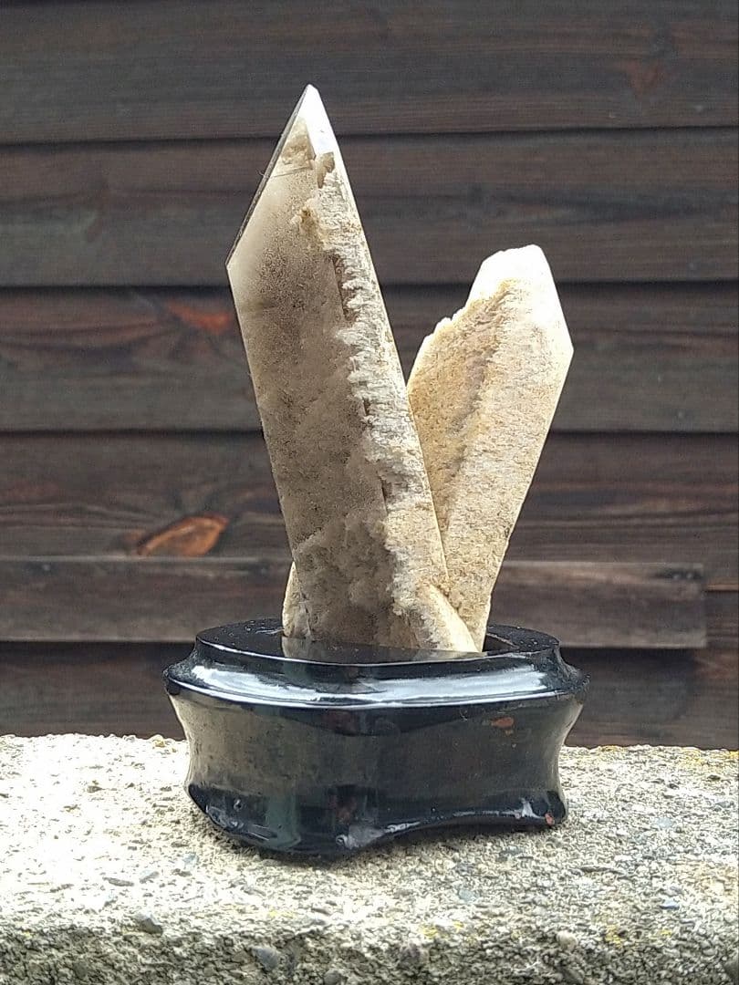 ガーデンクォーツ　原石　Ｖ型ポイント　クラスター　台座付き　水晶