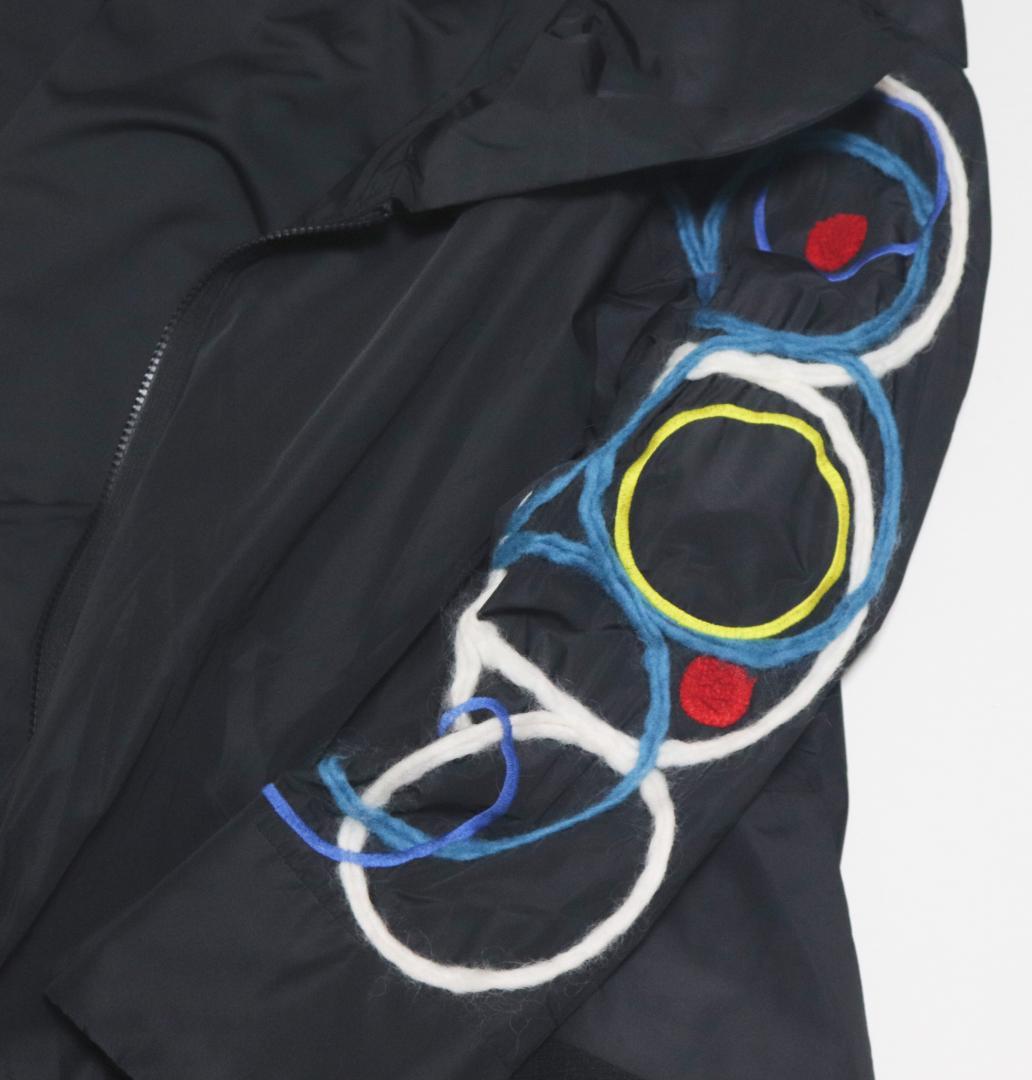 97,900円新品【エイコ コンドウ】刺繍 サークル模様 中綿コート 黒 40