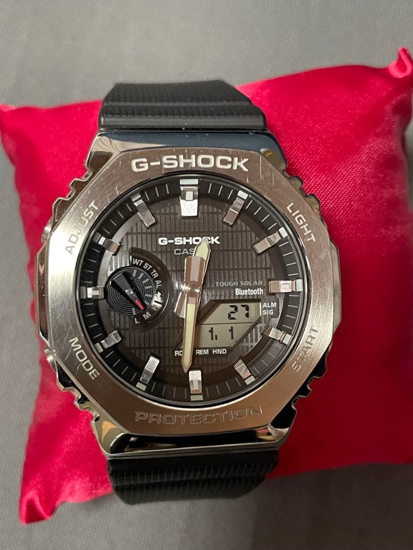 腕時計【G-SHOCK GBM-2100-1AJF】と【CASIO F-91W】