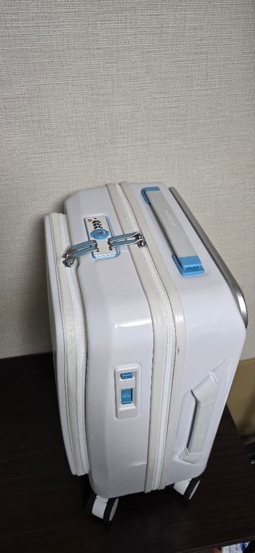 イノベーター スーツケース ice white 38リットル
