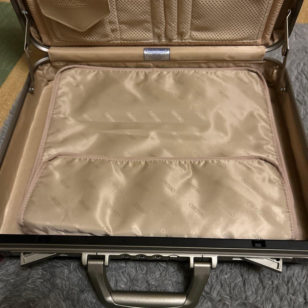 美品　リモワ アタッシュケース ポリカーボネート 18L ビジネス