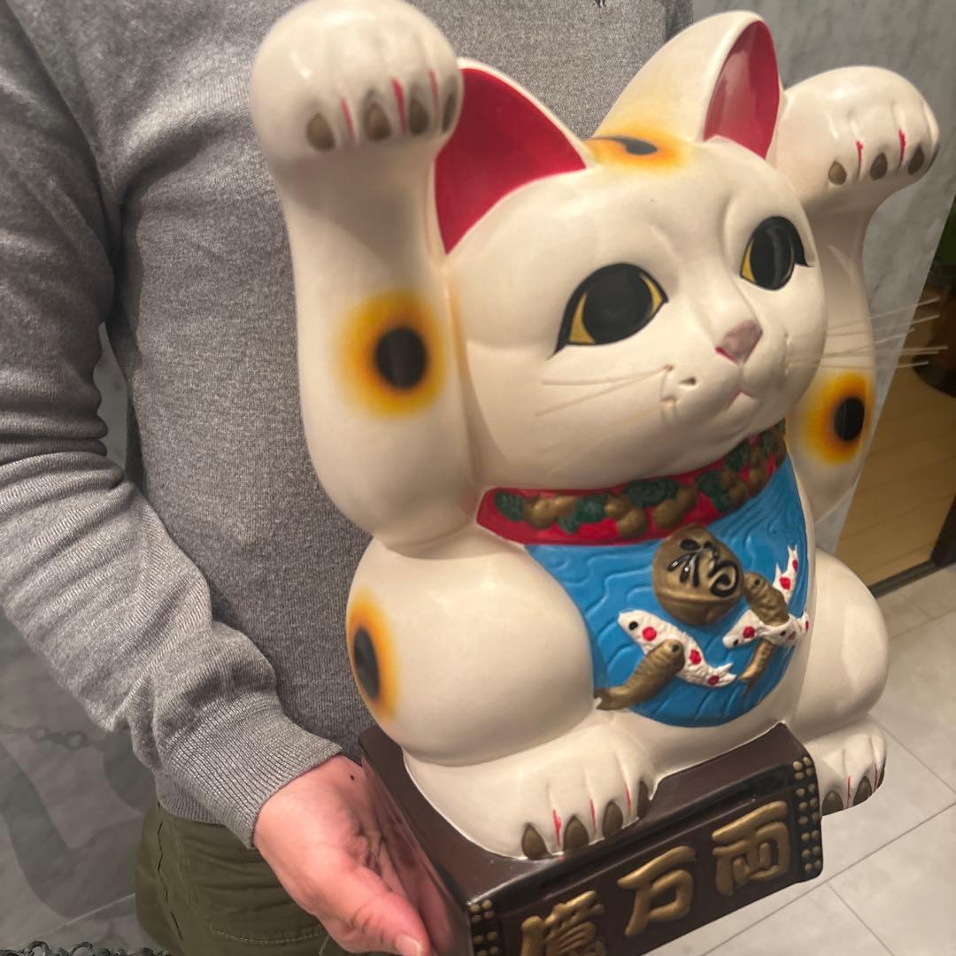 ヴィンテージ瞳や鯉の前掛けが美しい両手上げの金運・良き人を呼ぶ欲張り招き猫