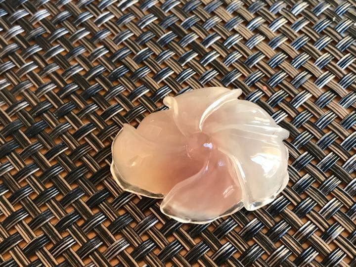 ゴビ石−126 ゴビ瑪瑙　花　手彫り　彫刻　置物