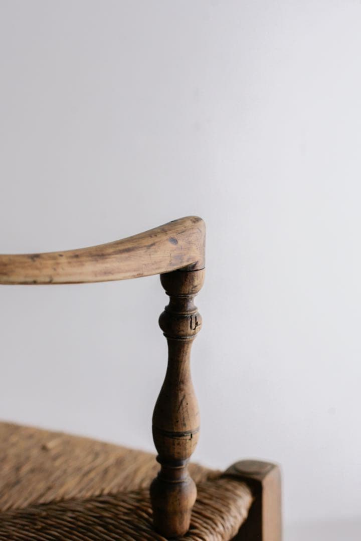 フランスアンティーク　パイン材　ラッシュ編みチェア　肘掛け　無垢材　ブロカント
