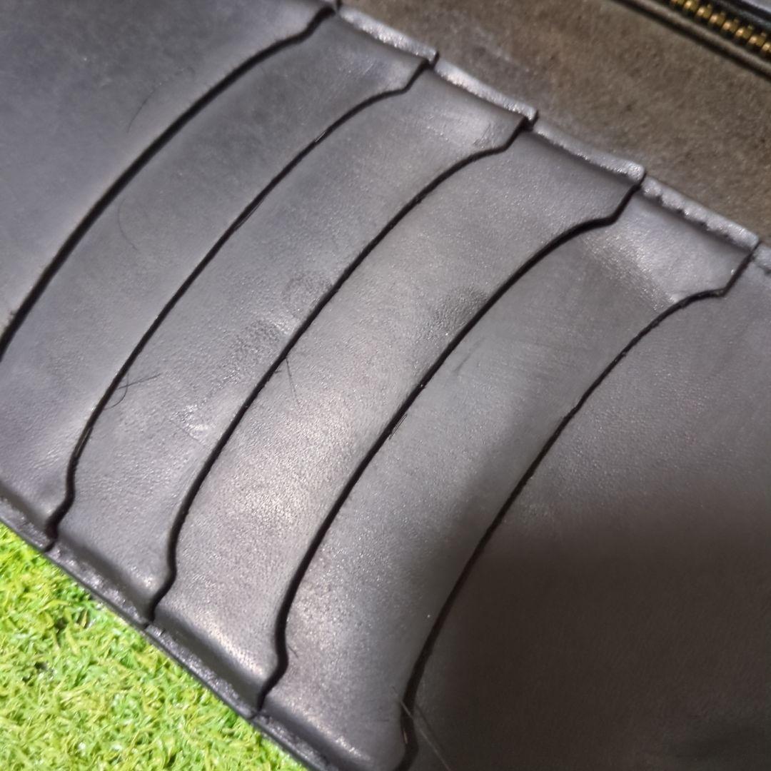 HTC ブラックスタッズ 黒長財布
