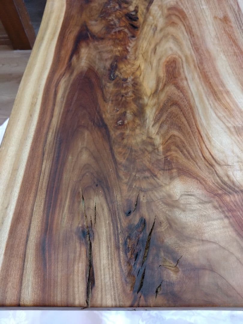 楠（くす）のテーブル⑲　耳付き楠の木の一枚板の模様が綺麗なテーブル