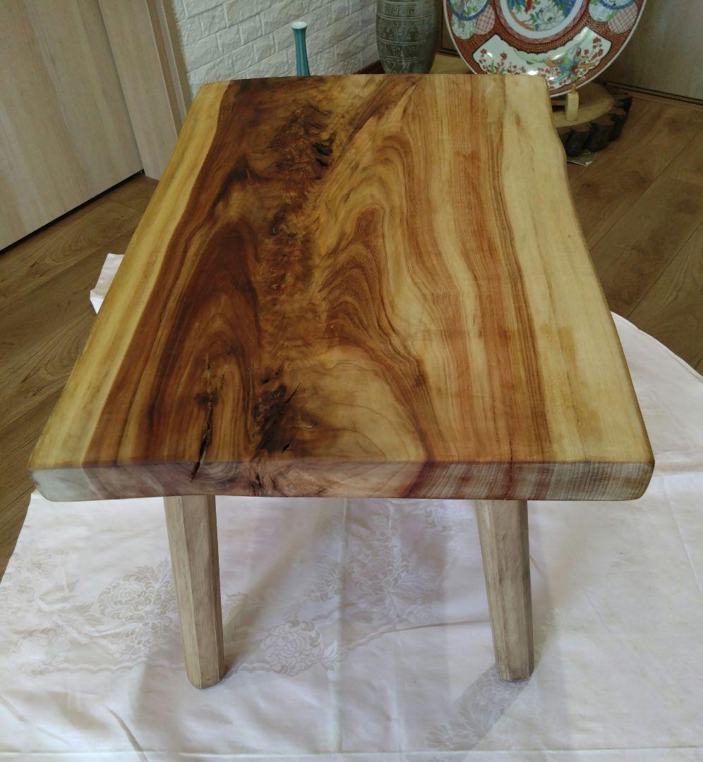 楠（くす）のテーブル⑲　耳付き楠の木の一枚板の模様が綺麗なテーブル